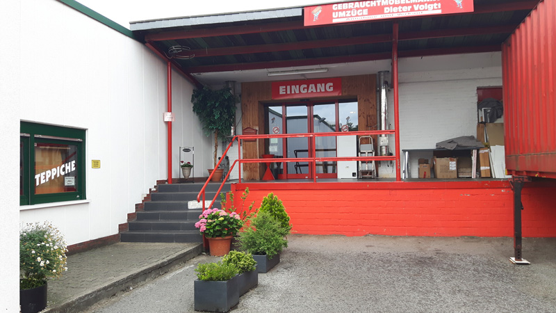 Eingang zum Gebrauchtmöbelmarkt der Dieter Voigt GmbH